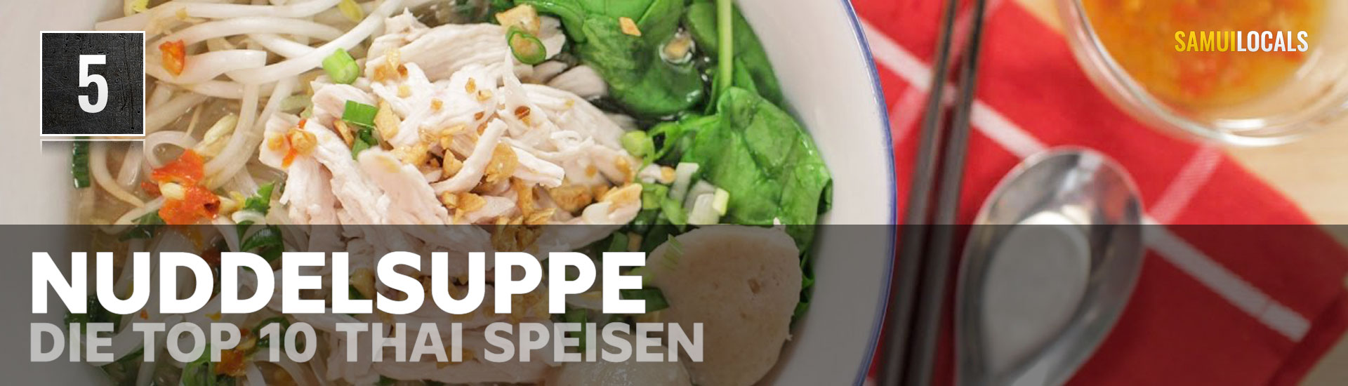 Thailändische Nudelsuppe mit Fleisch und Kräutern